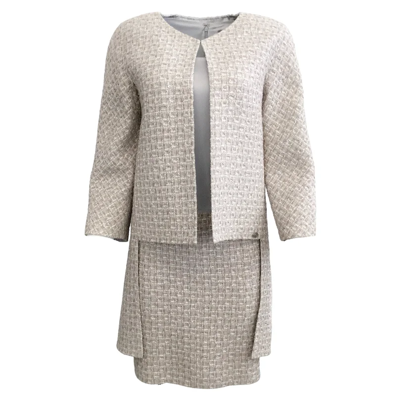 Chanel Grey Silk and Tweed Dress with Jacket Insulated Jacket Fitted Jacket Loose Jacket Chanel Grey Silk and Tweed Dress with Jacket Insulated Jacket Fitted Jacket Loose Jacket